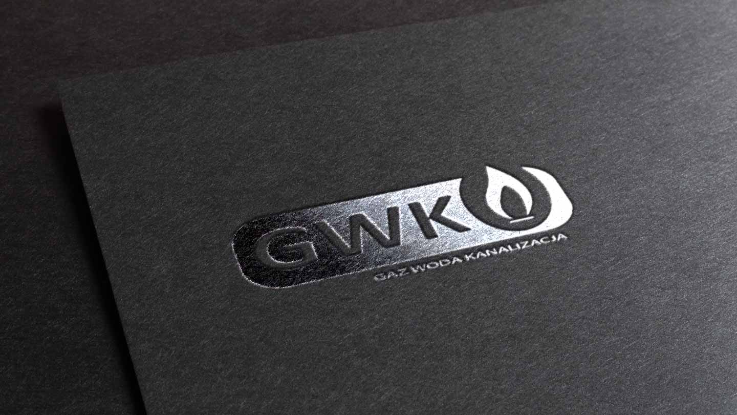Logo firmy budowlanej GWK na czarnym tle.