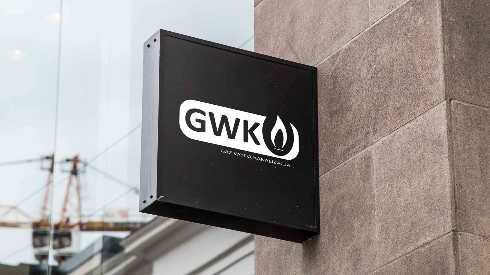 Logo GWK na biurowym szyldzie.